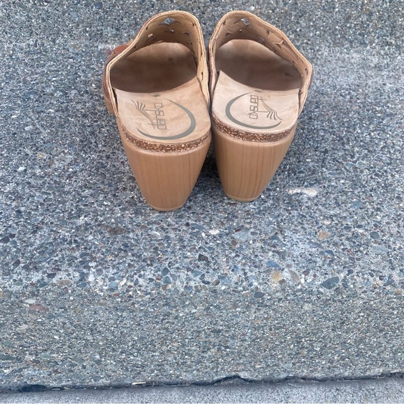 Dansko women 39 (8.5) mules leather Sandal 3” heel cutout flower design open toe - Picture 5 of 9